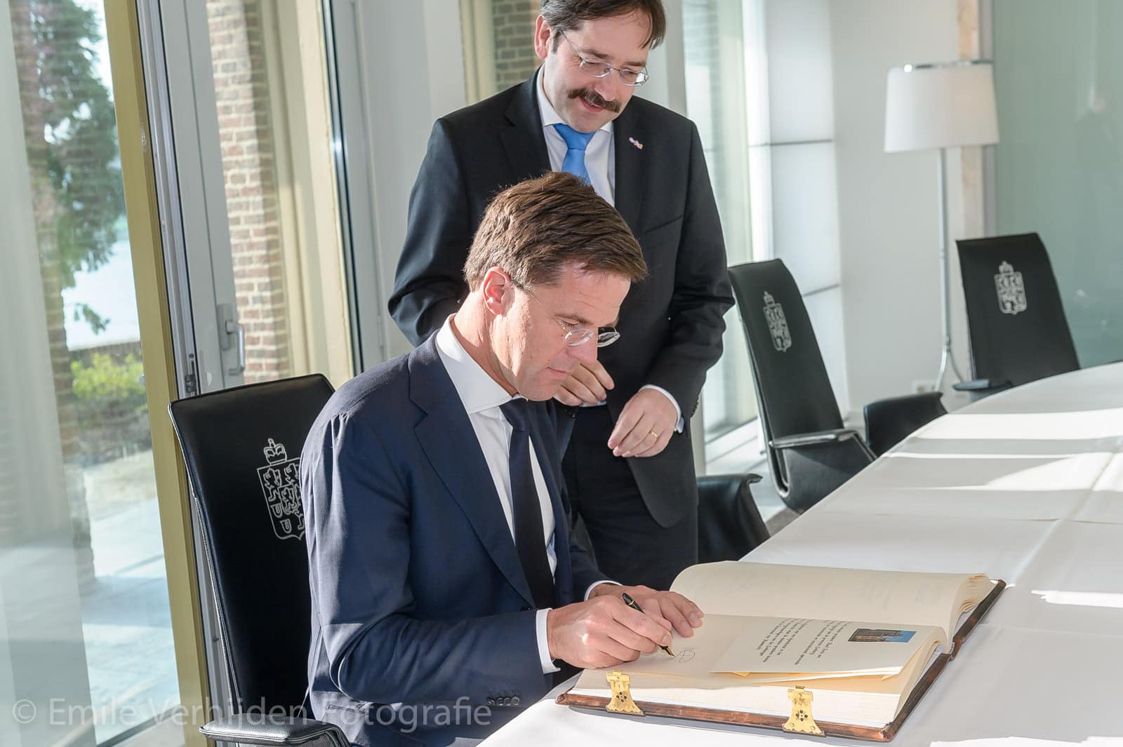 Minister-president Mark Rutte ondertekent een oorkonde tijdens zijn bezoek aan het provinciehuis in Limburg Minister-president Mark Rutte ondertekent een oorkonde tijdens zijn bezoek aan het provinciehuis in Limburg