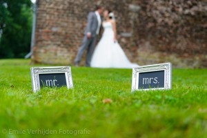 Vanaf nu is het bruidspaar Mister en Miss. Bruidsfotograaf Roermond trouwreportage John en Desiree