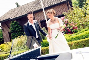 Bruidsfotograaf Limburg - bruid stapt in de auto