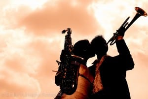 Bruidsfotograaf Limburg - Een tegenlicht opname van een bruidspaar met muziekinstrumenten