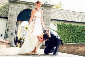 Bruidegom kijkt onder rok van bruid Kasteel Daelenbroeck-Herkenbosch