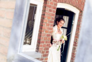 Bruid kijkt via spiegel naar bruidsfotograaf Kasteel Daelenbroeck-Herkenbosch