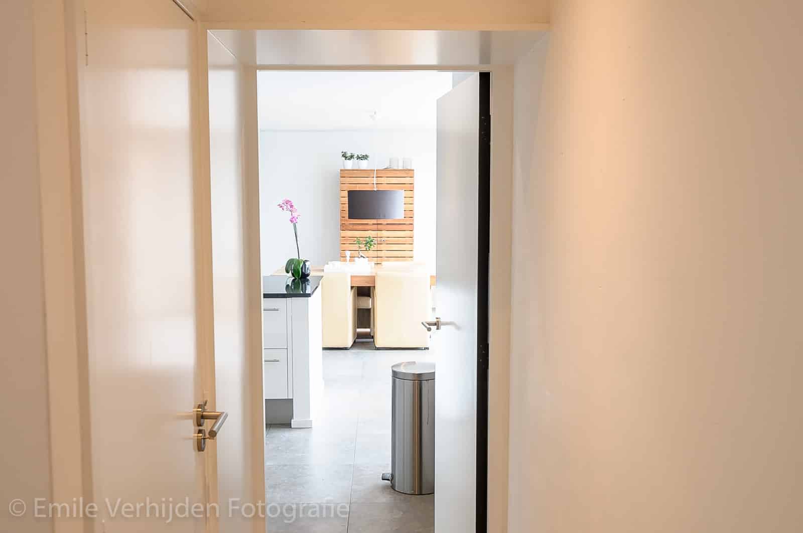 15 Interieurfoto doorkijk van hal naar woonkamer 510SCLA | Trouwfotograaf Limburg | Super TOFFE Bruidsfotografie!