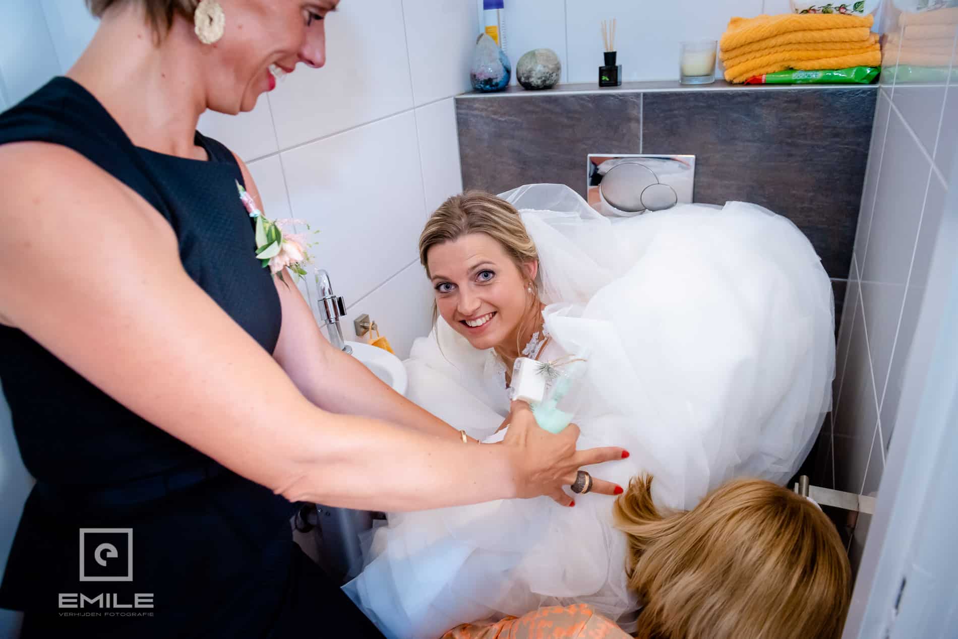  Bruid op de toilet met de jurk omhoog. Trouwen in Zuid-Limburg