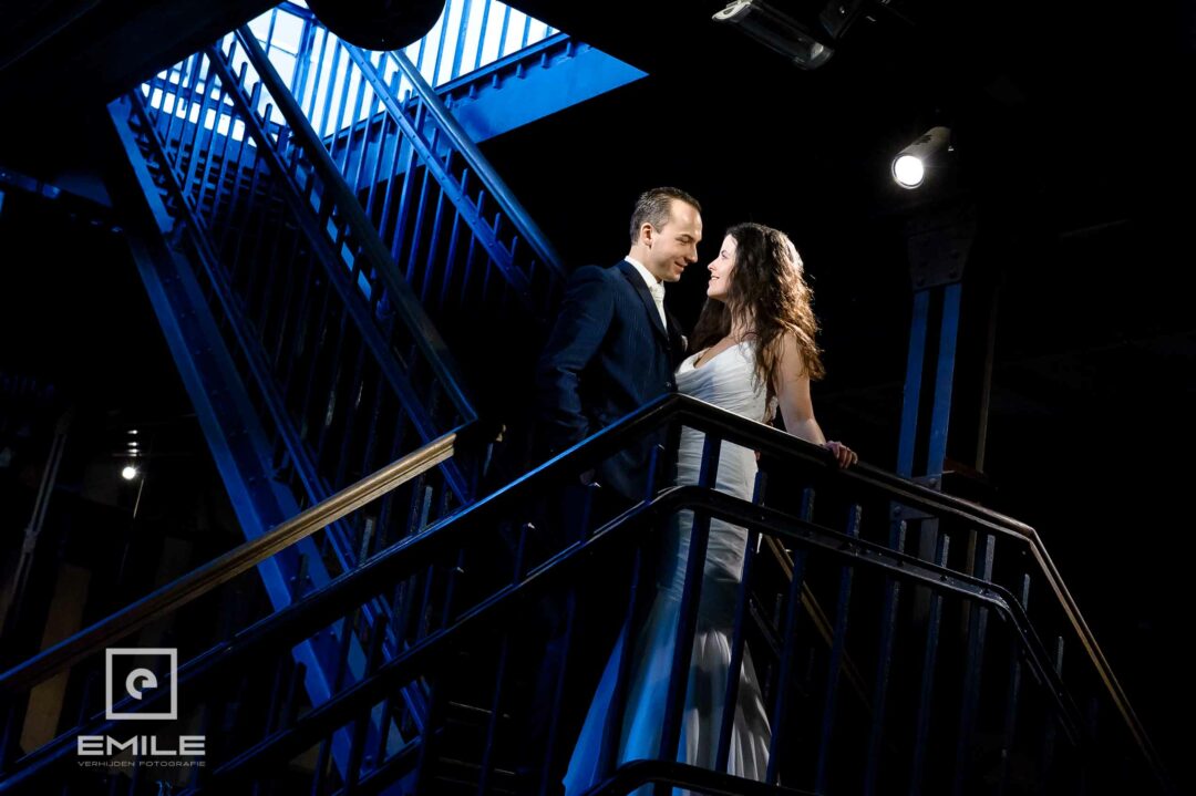 Huwelijk C-mine Belgie bruidspaar op de trap met de spot gericht op hun