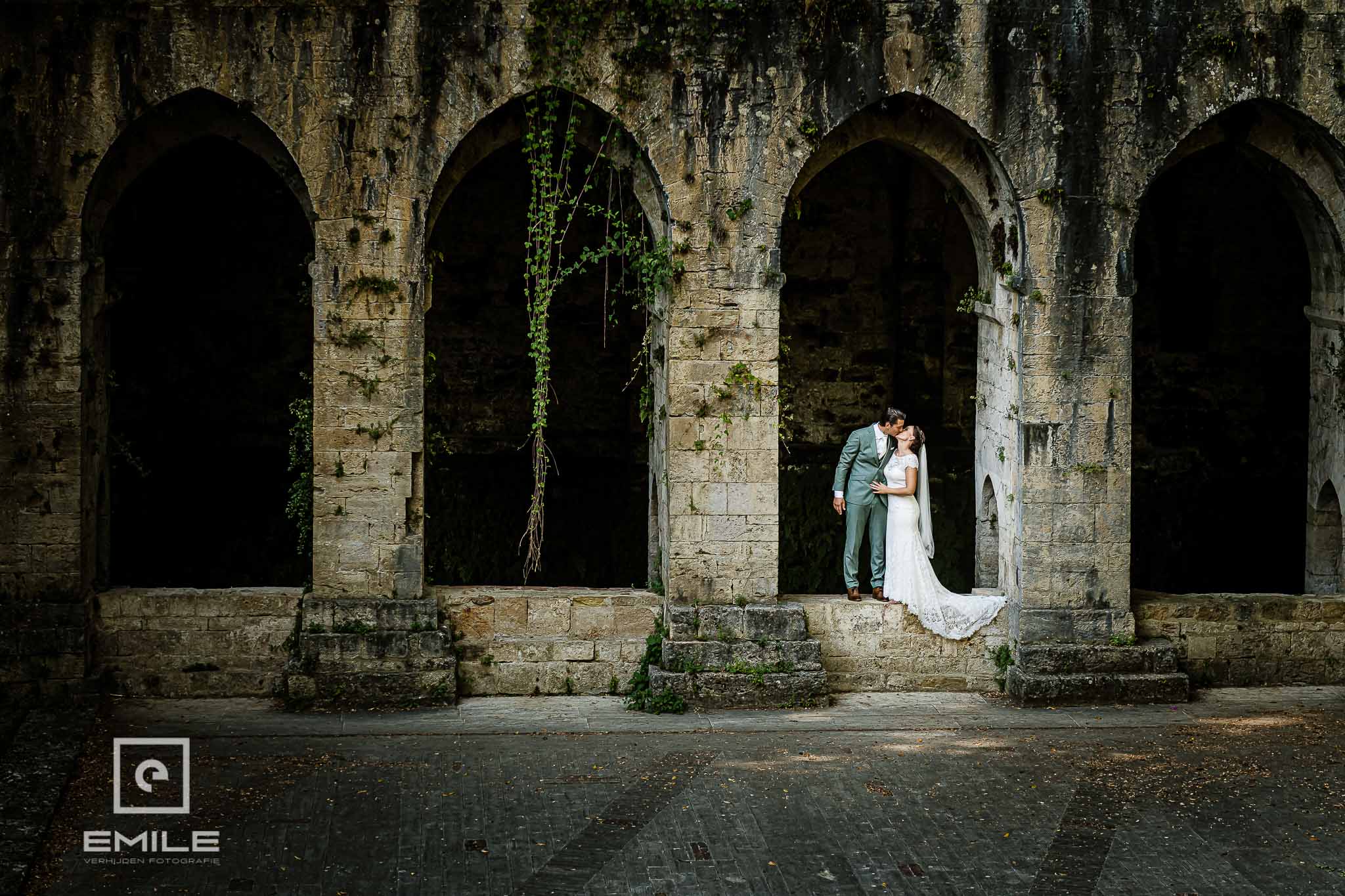 Bruidspaar bij de ruine van Poggibonsi - Destination wedding San Gimignano - Toscane Italie - Iris en Job