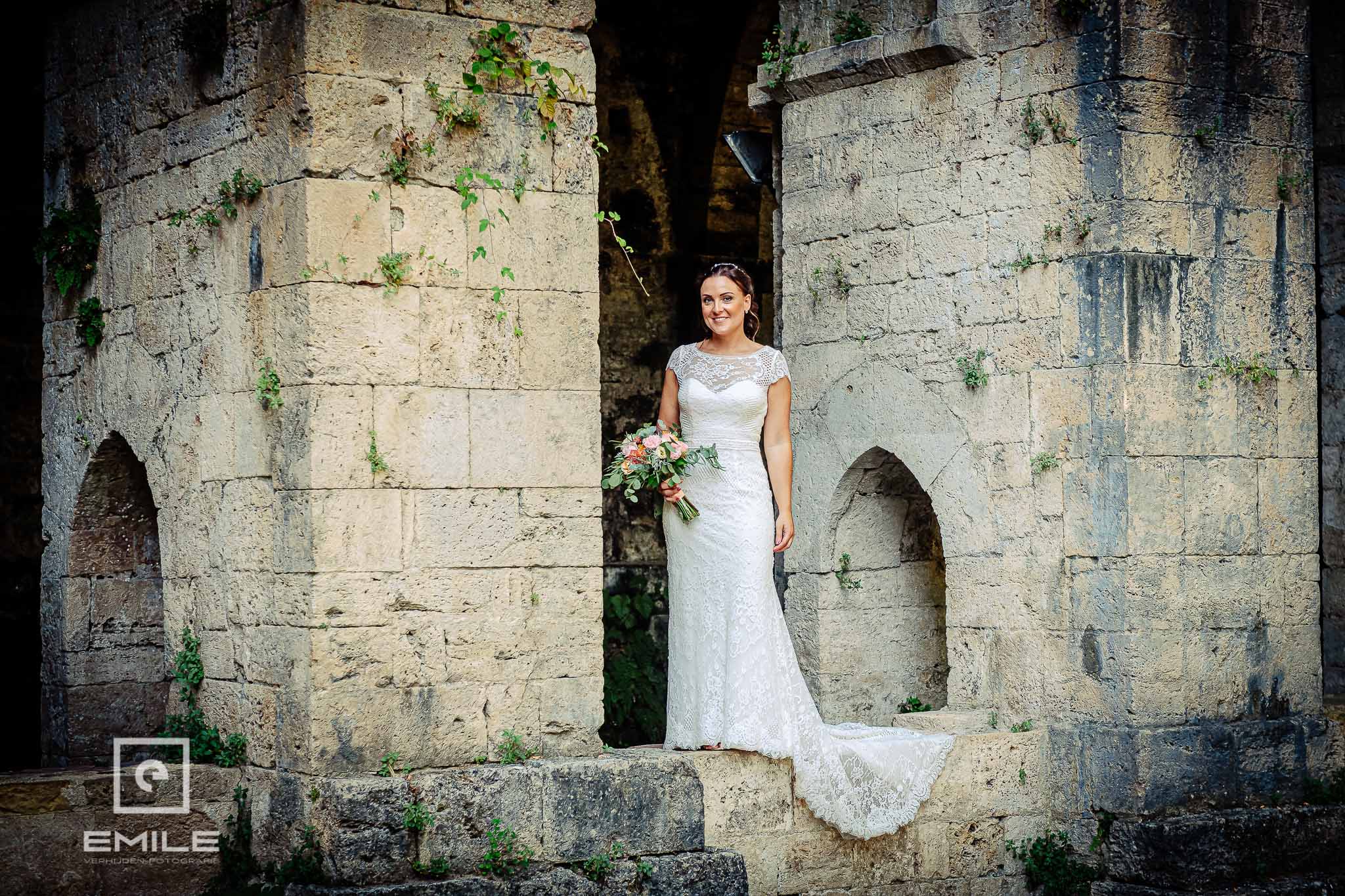 Trouwfotograaf buitenland. Bruid bij de ruine van Poggibonsi - Destination wedding San Gimignano - Toscane Italie - Iris en Job