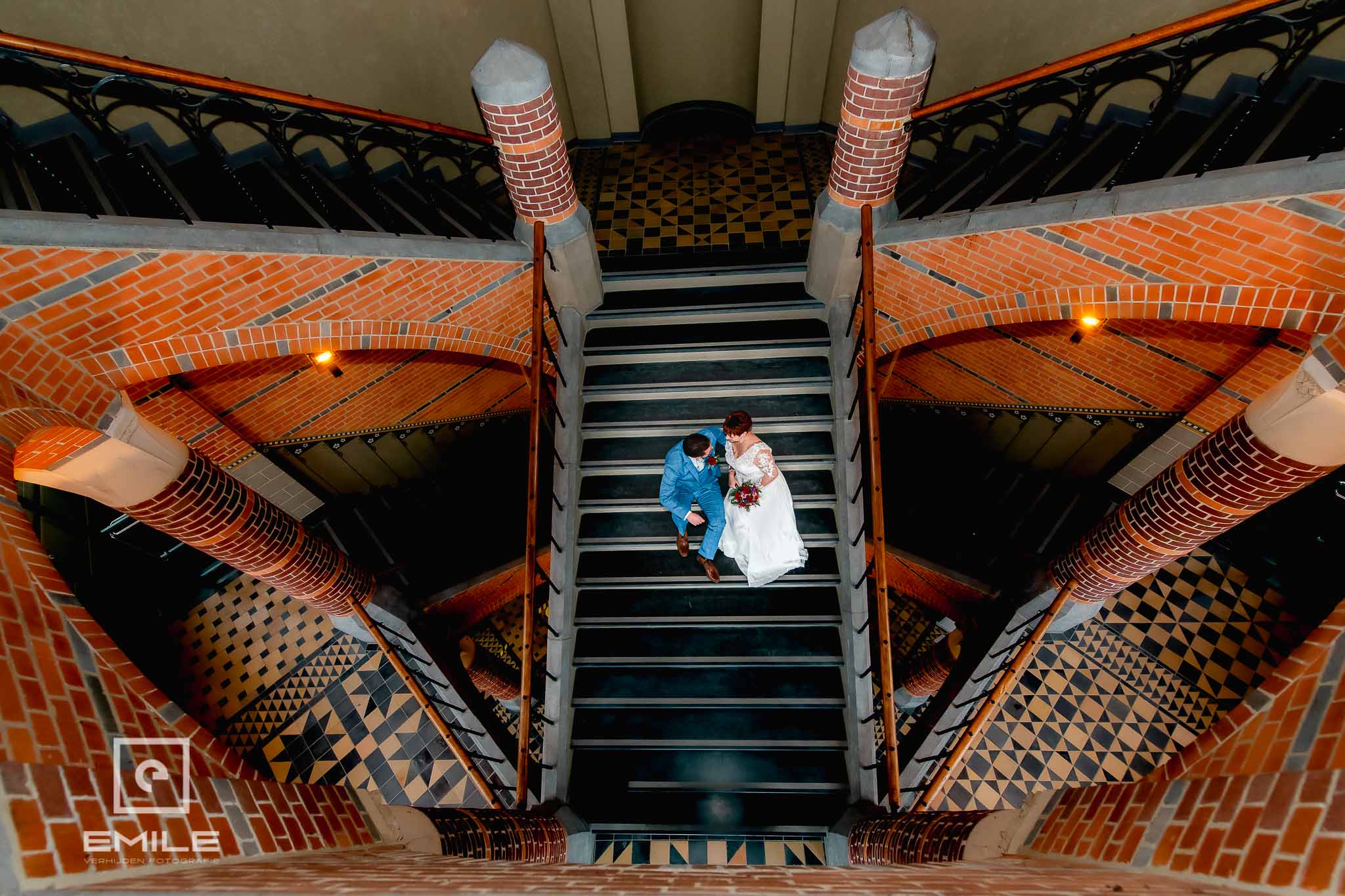 Bruidspaar in trappenhuis