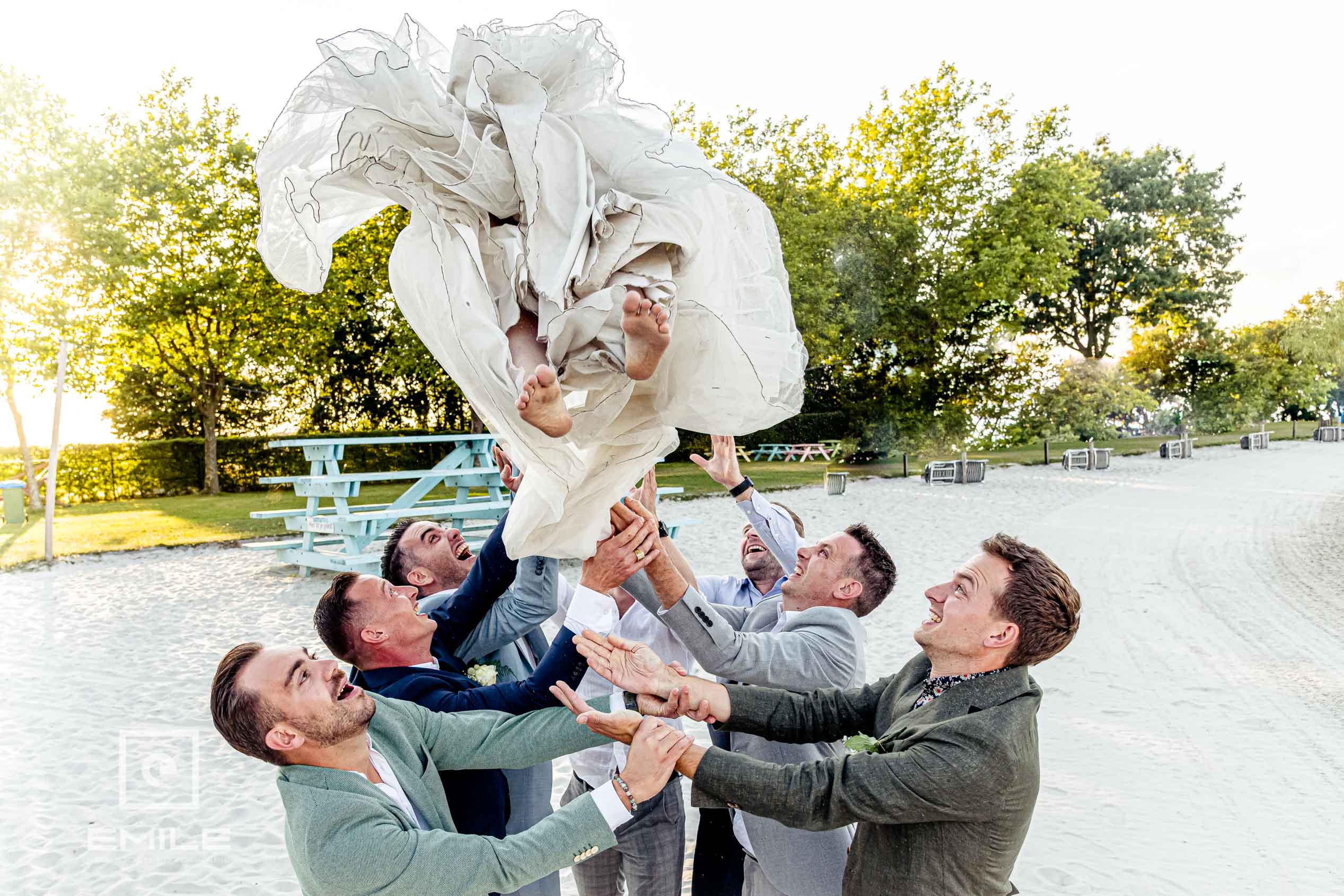 Bruid wordt in de lucht gegooid door de mannen bij Beachclub Degreez in Panheel