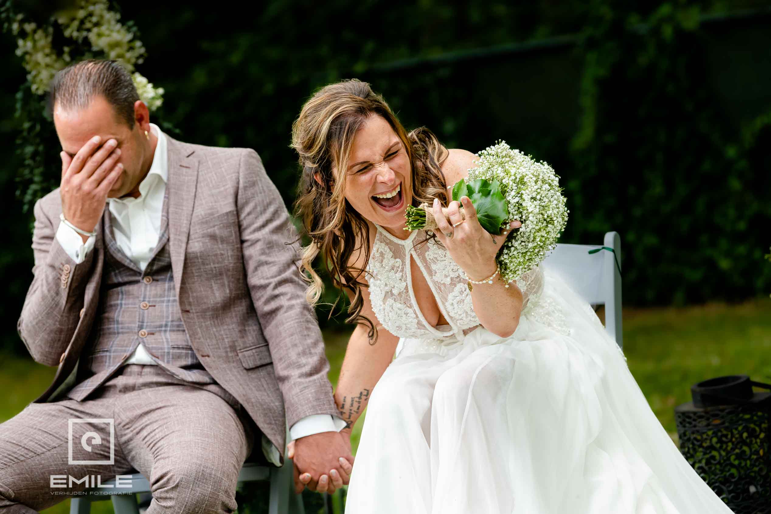 Bruid is schaterend aan het lachen tijdens de ceremonie