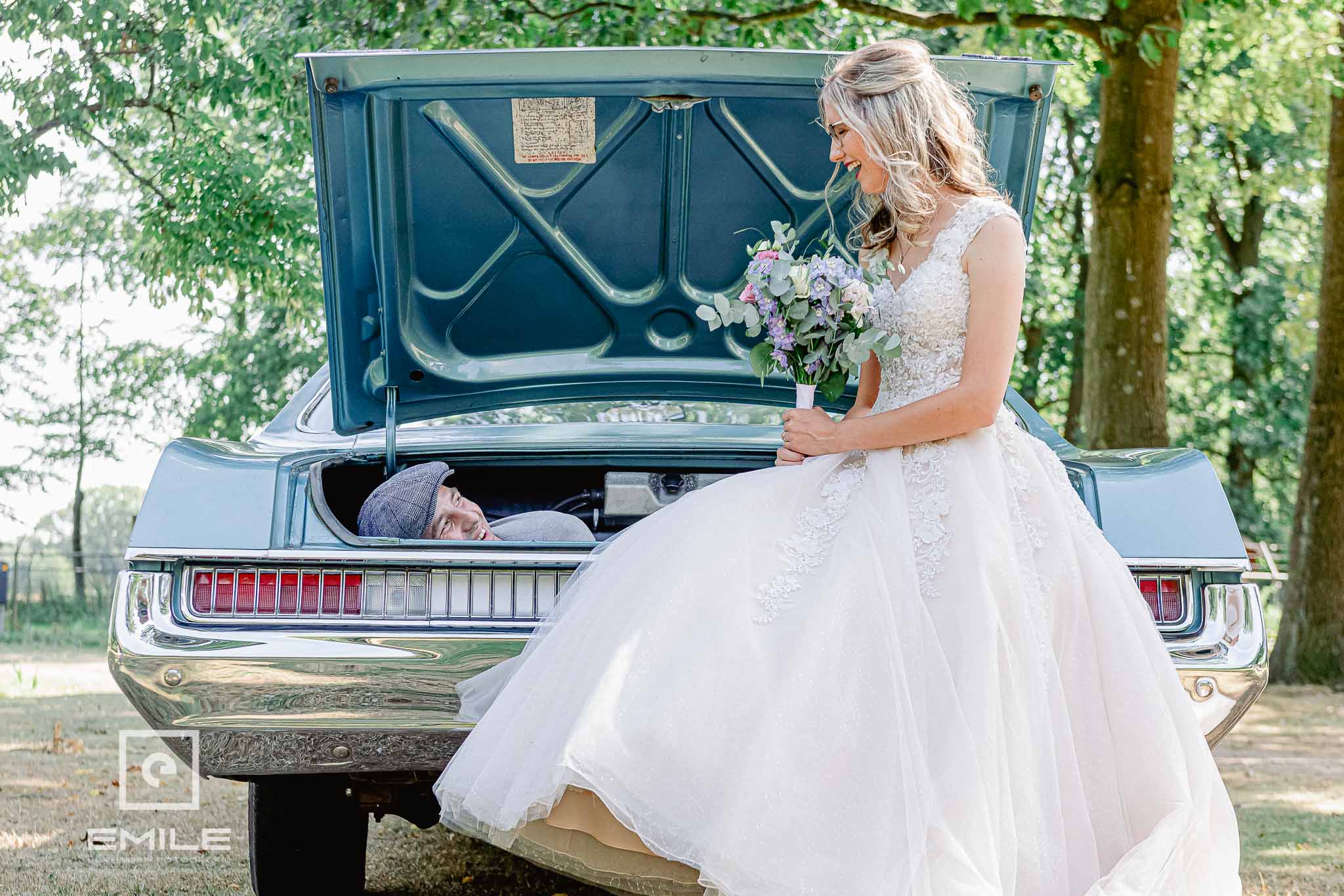 De bruidegom wordt opgesloten in de kofferbak van de auto. Trouwfotograaf Limburg Emile Verhijden bij Kasteel d'Erp Baarlo