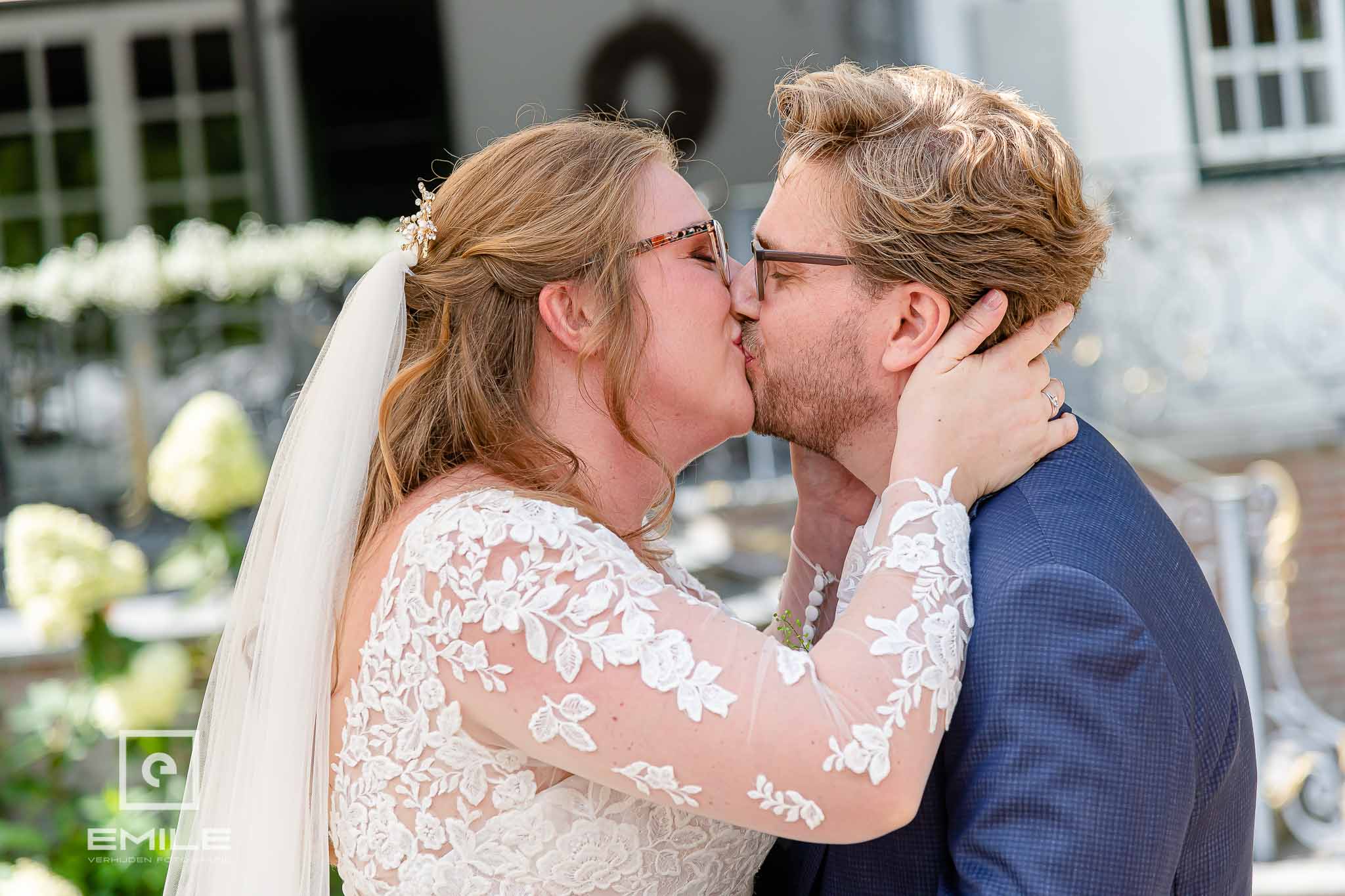 Bruidspaar geeft elkaar een kus na het ja woord