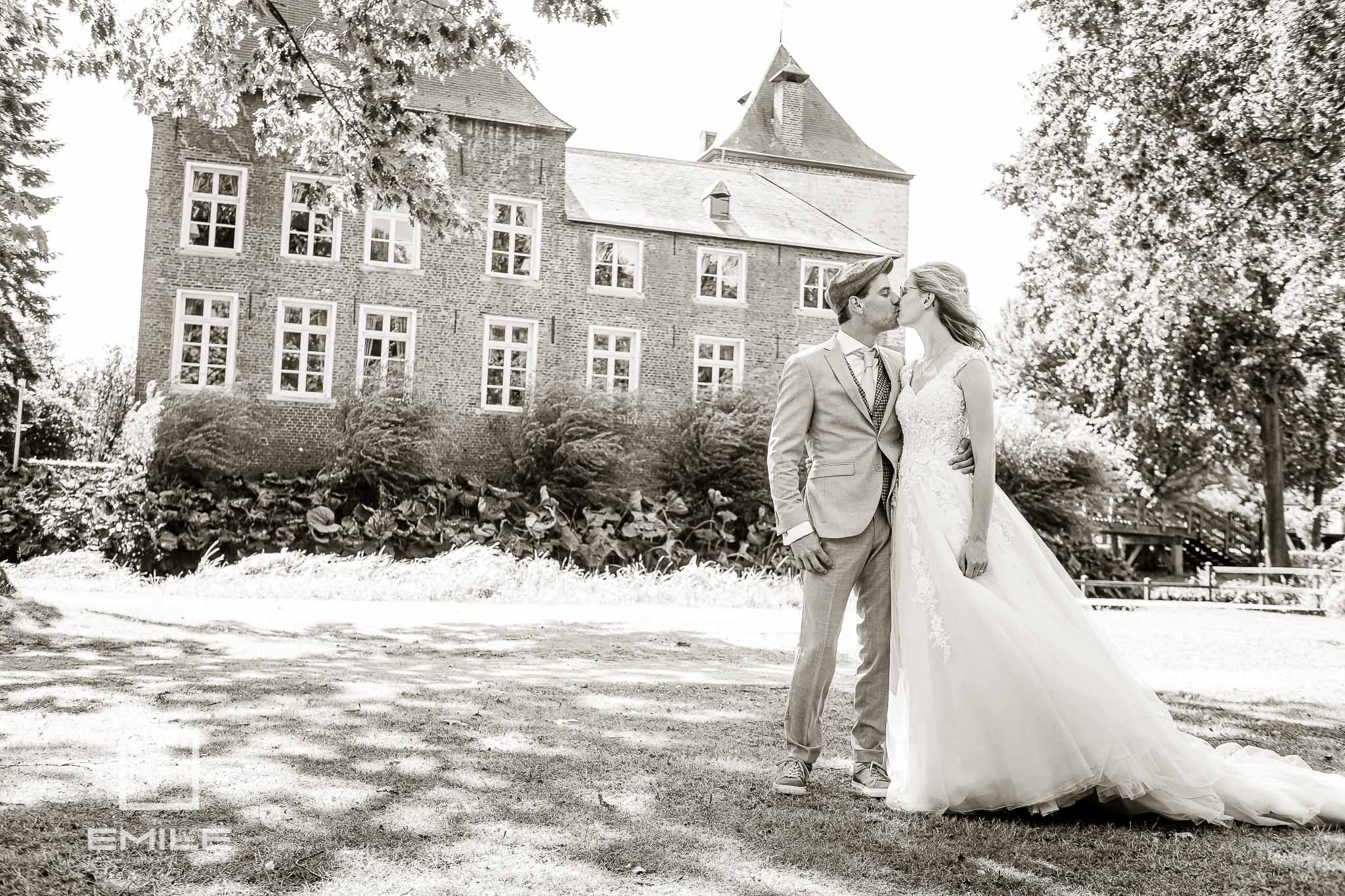 Een kus voor het kasteel d'Erp - bruidsfotografie Limburg Emile Verhijden