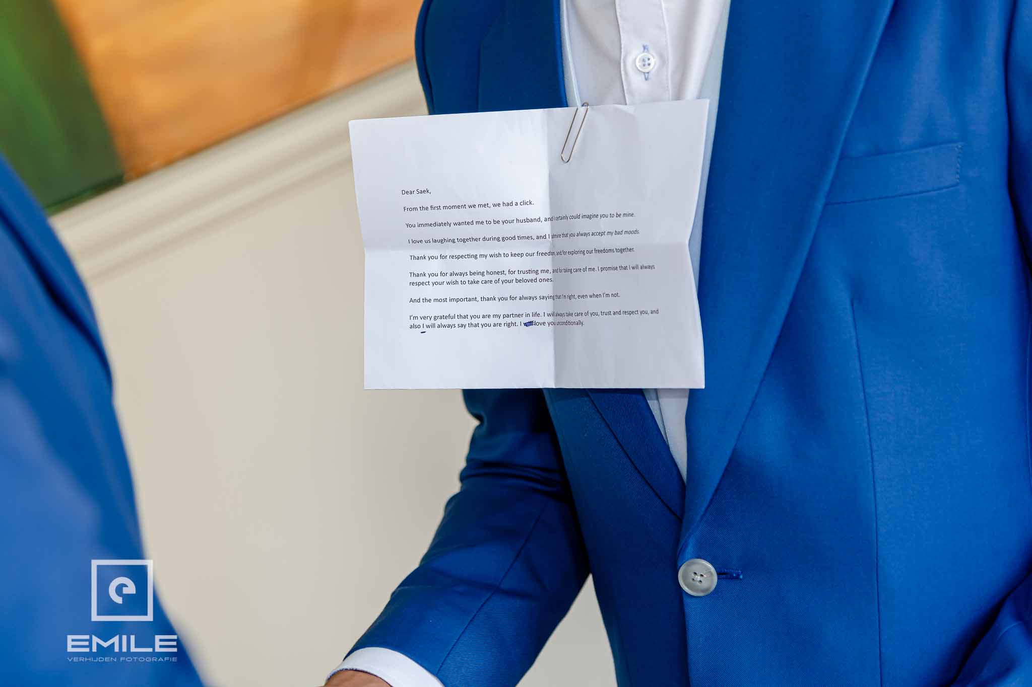 Spiekbriefje geklemd op het jasje van de bruidegom met de gelofte speech 