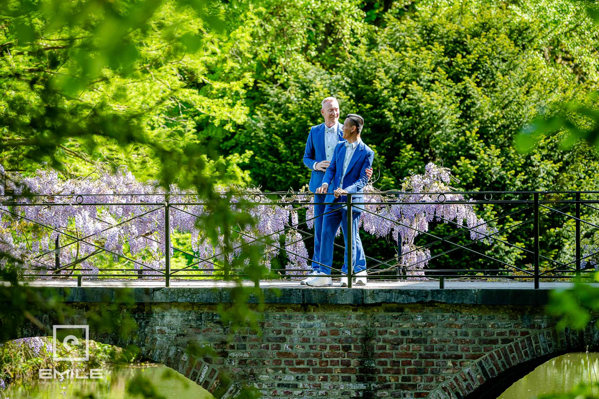 Mannenkoppel samen op de foto op de brug van Kasteel Terworm Heerlen - bruidsfotograaf Heerlen 