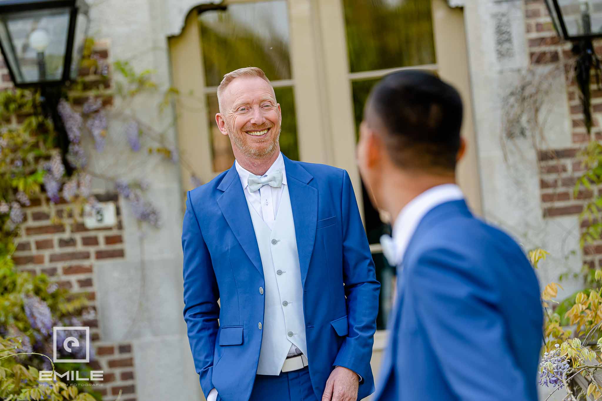 Een gelukkige partner tijdens de fotoshoot - trouwfotograaf Heerlen 