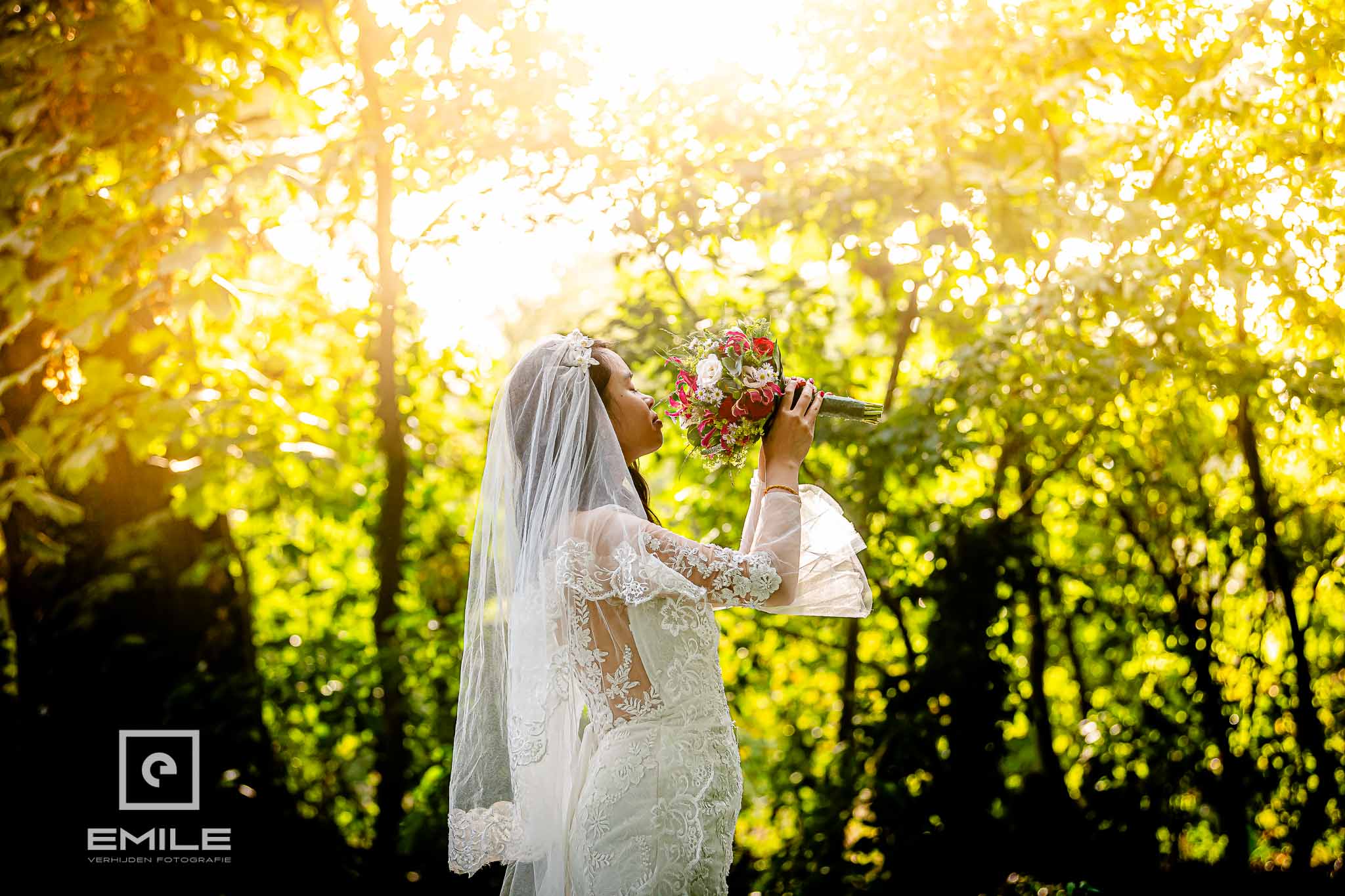 Bruid tussen de bomen in prachtige herfstkleuren bij Kasteel Doenrade 
