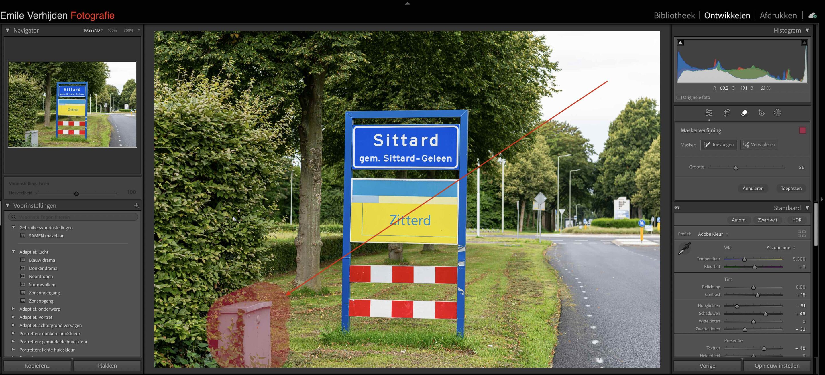 Een grijs nutskastje in de heg wordt in Lightroom geselecteerd Een grijs nutskastje in de heg wordt in Lightroom geselecteerd