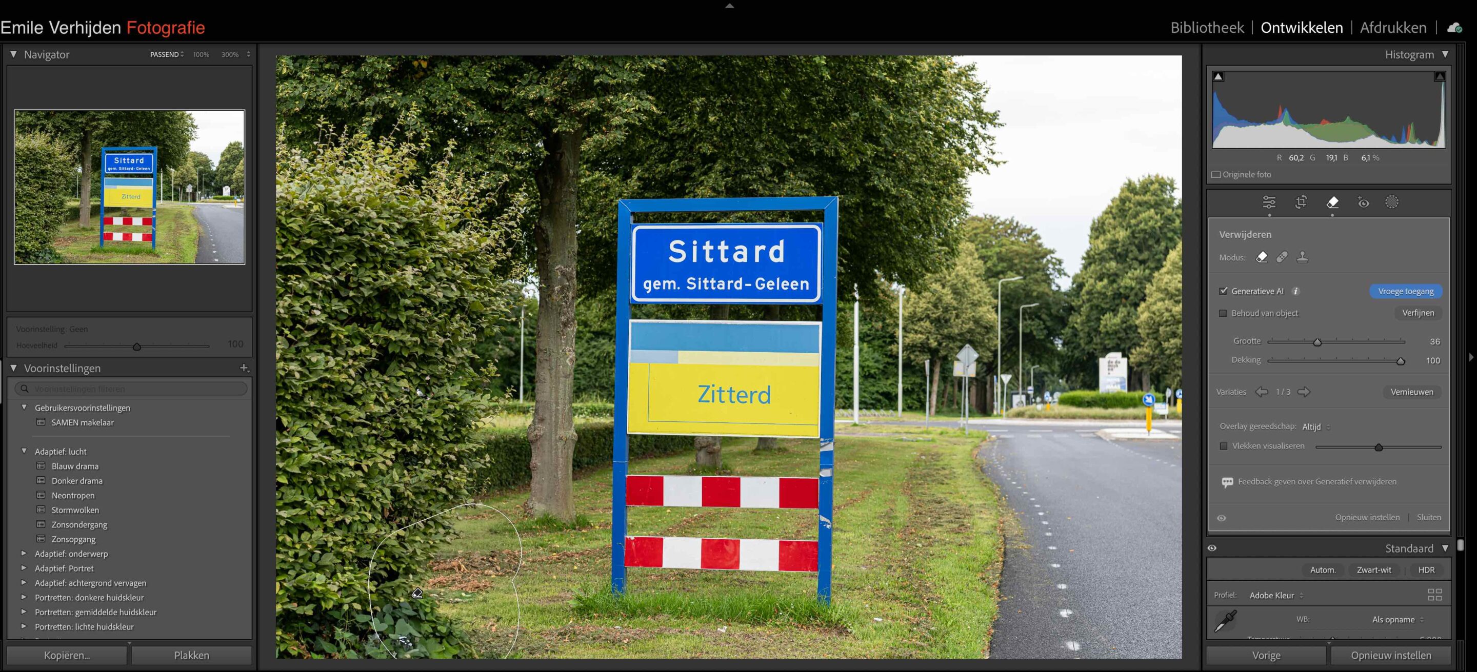 Dezelfde foto van het plaatsnaambord, met het kastje eruit gehaald Dezelfde foto van het plaatsnaambord, met het kastje eruit gehaald