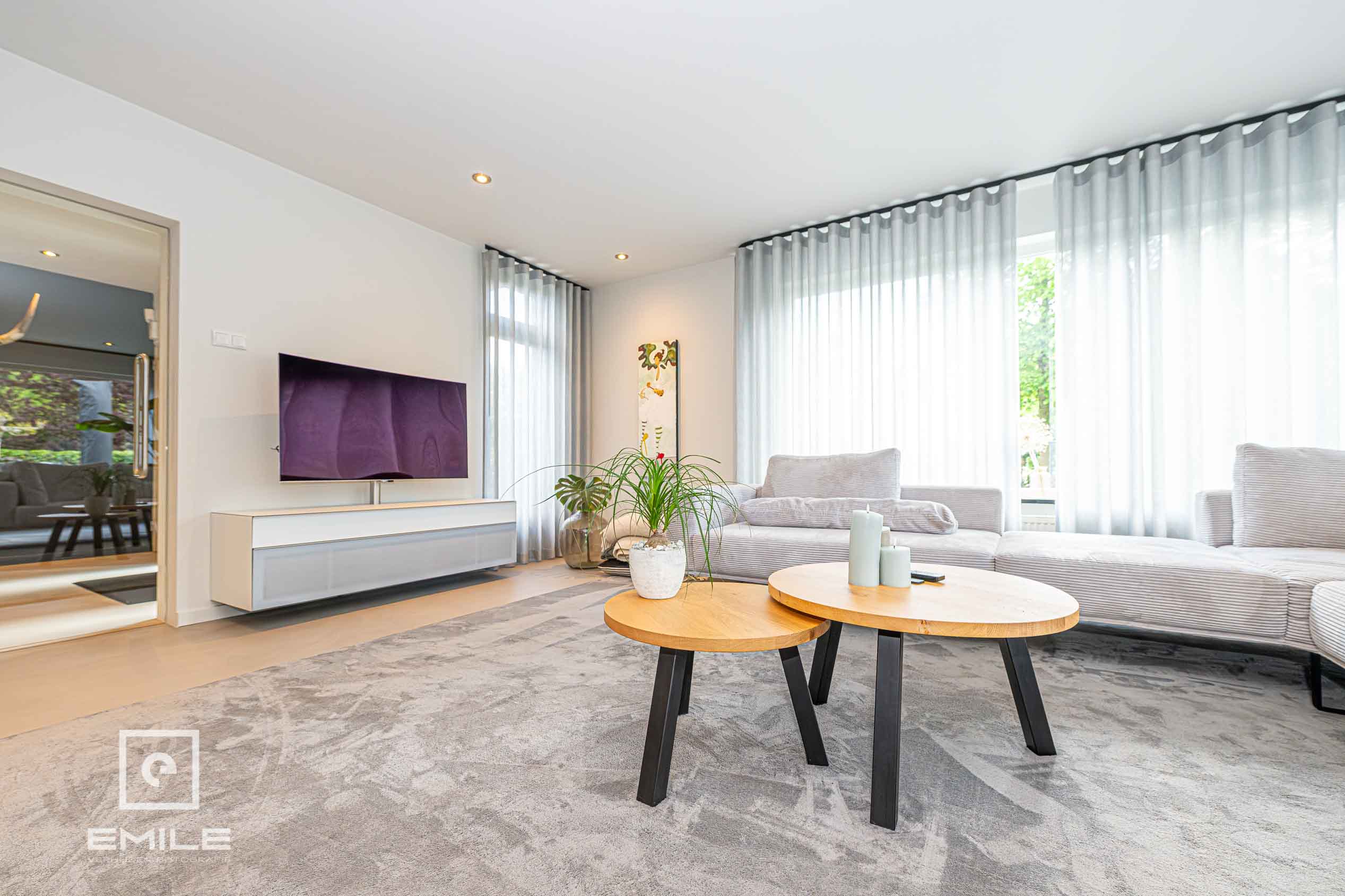 Dezelfde woonkamer na het rechtzetten in Lightroom, met kaarsrechte deurposten, gordijnen en wanden Dezelfde woonkamer na het rechtzetten in Lightroom, met kaarsrechte deurposten, gordijnen en wanden
