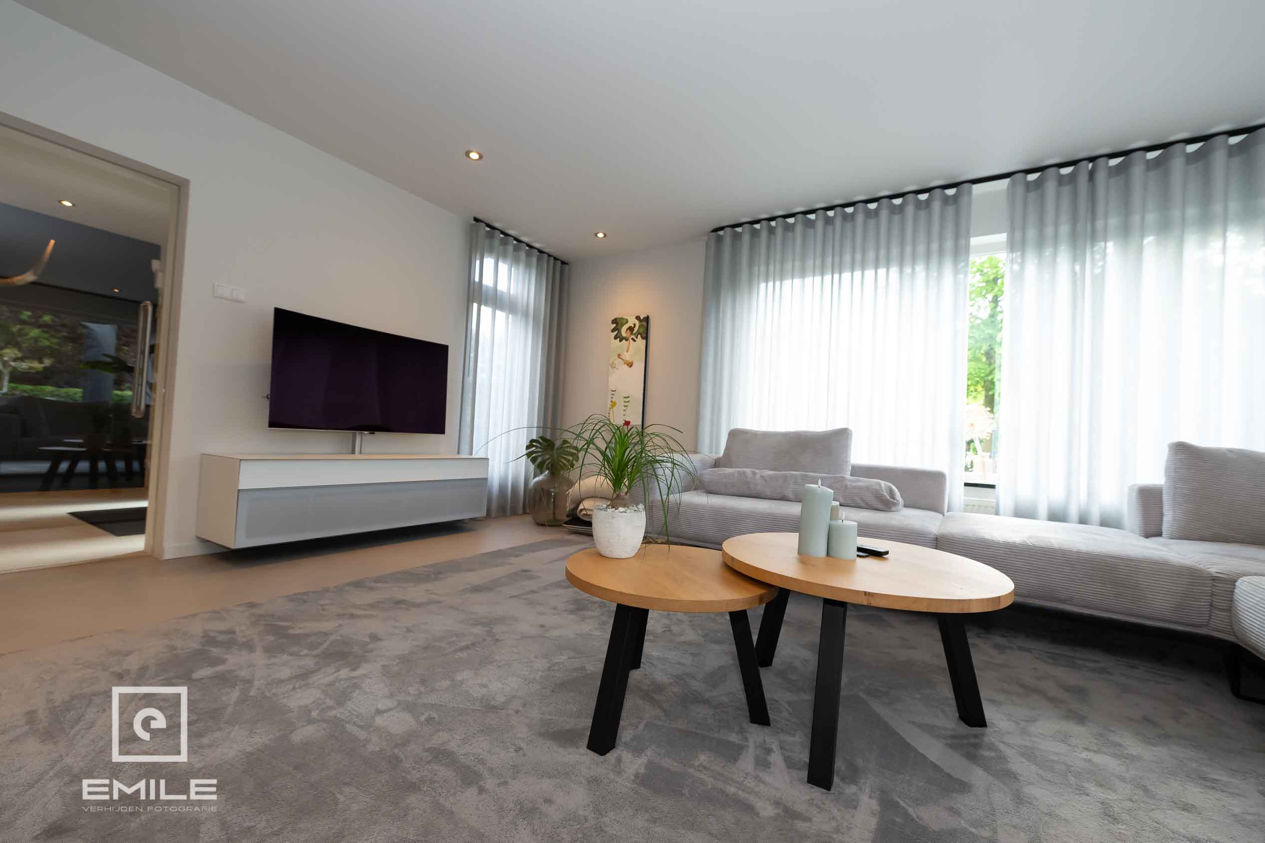 Woonkamer zoals de foto uit de camera komt, met de camera iets omlaag gekanteld en scheve verticale lijnen Woonkamer zoals de foto uit de camera komt, met de camera iets omlaag gekanteld en scheve verticale lijnen