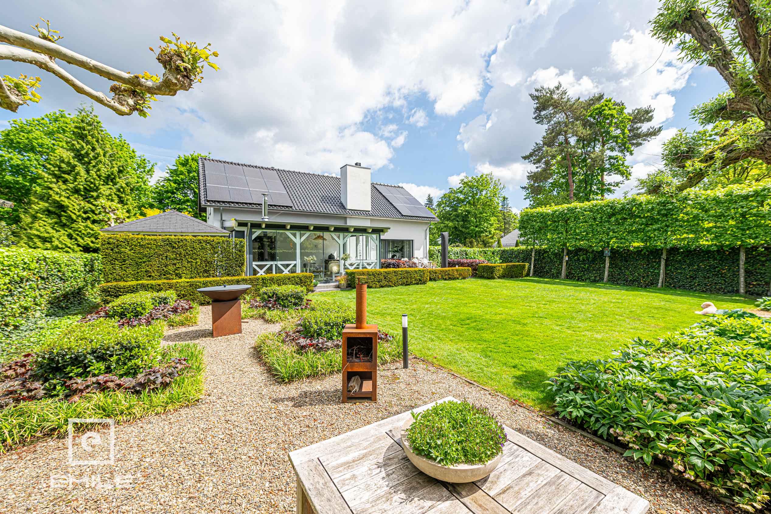 woningfotografie-landgraaf-achtertuin-met-terras-en-vuurkorf