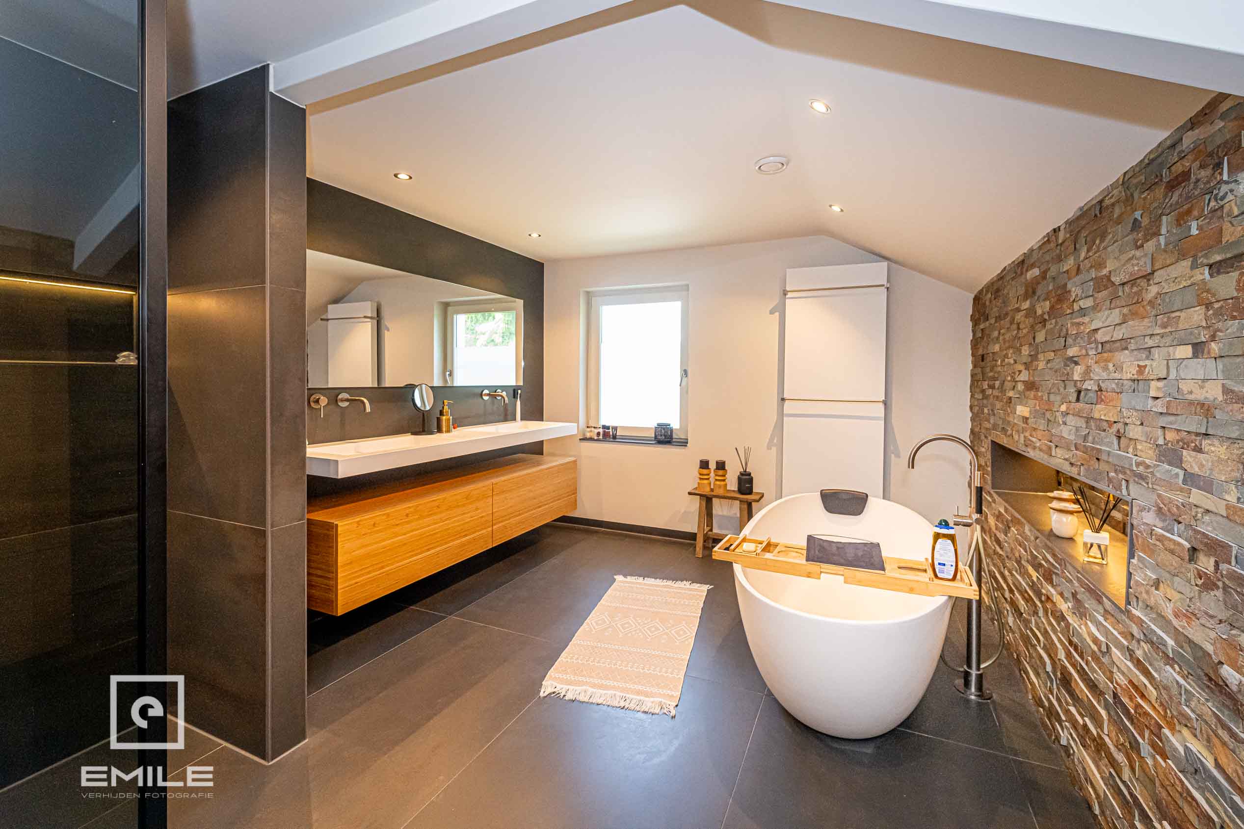 woningfotografie-landgraaf-badkamer-met-vrijstaand-bad