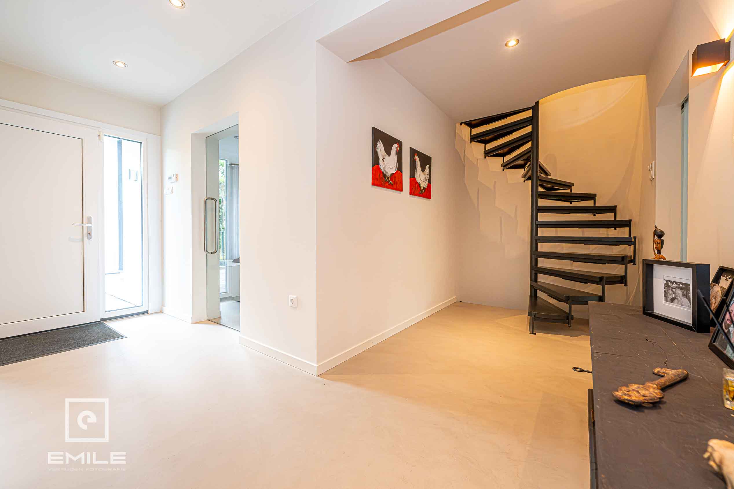 woningfotografie-landgraaf-hal-met-wenteltrap