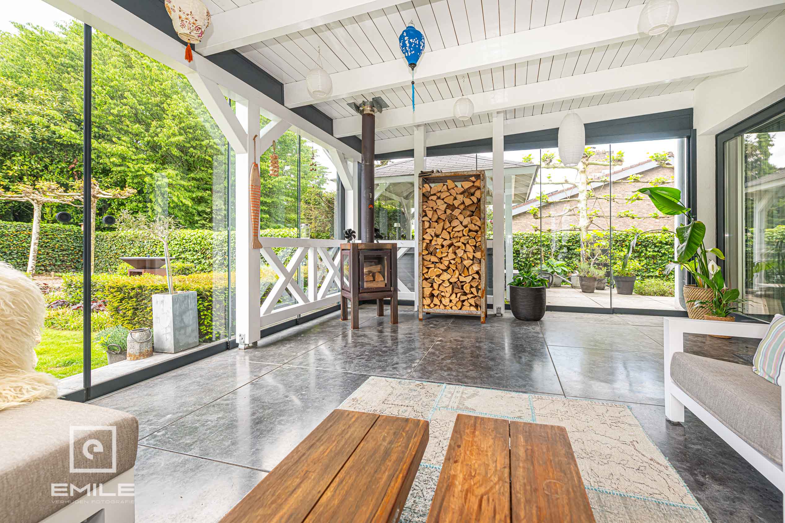 woningfotografie-landgraaf-overkapping-met-houtkachel