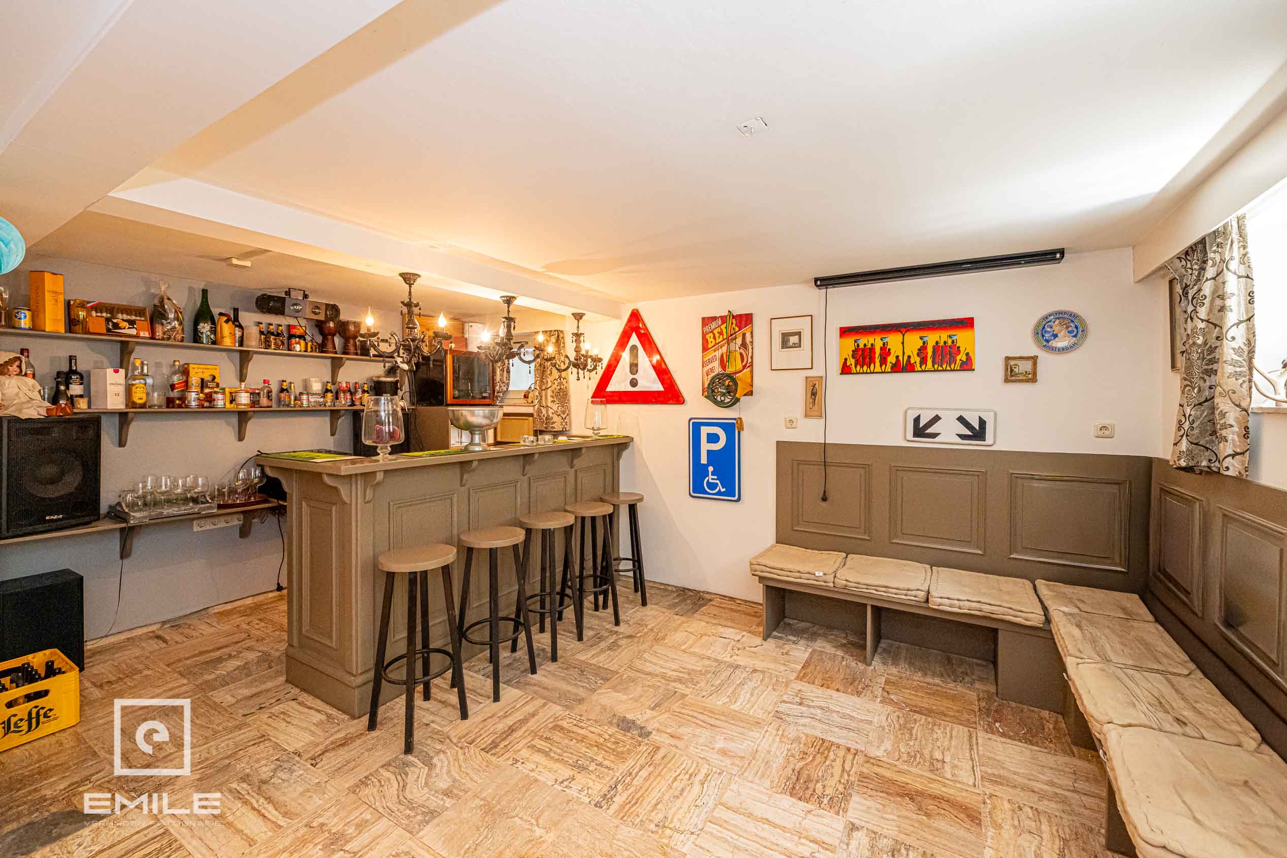 woningfotografie-landgraaf-partykelder-met-bar-en-zitbank