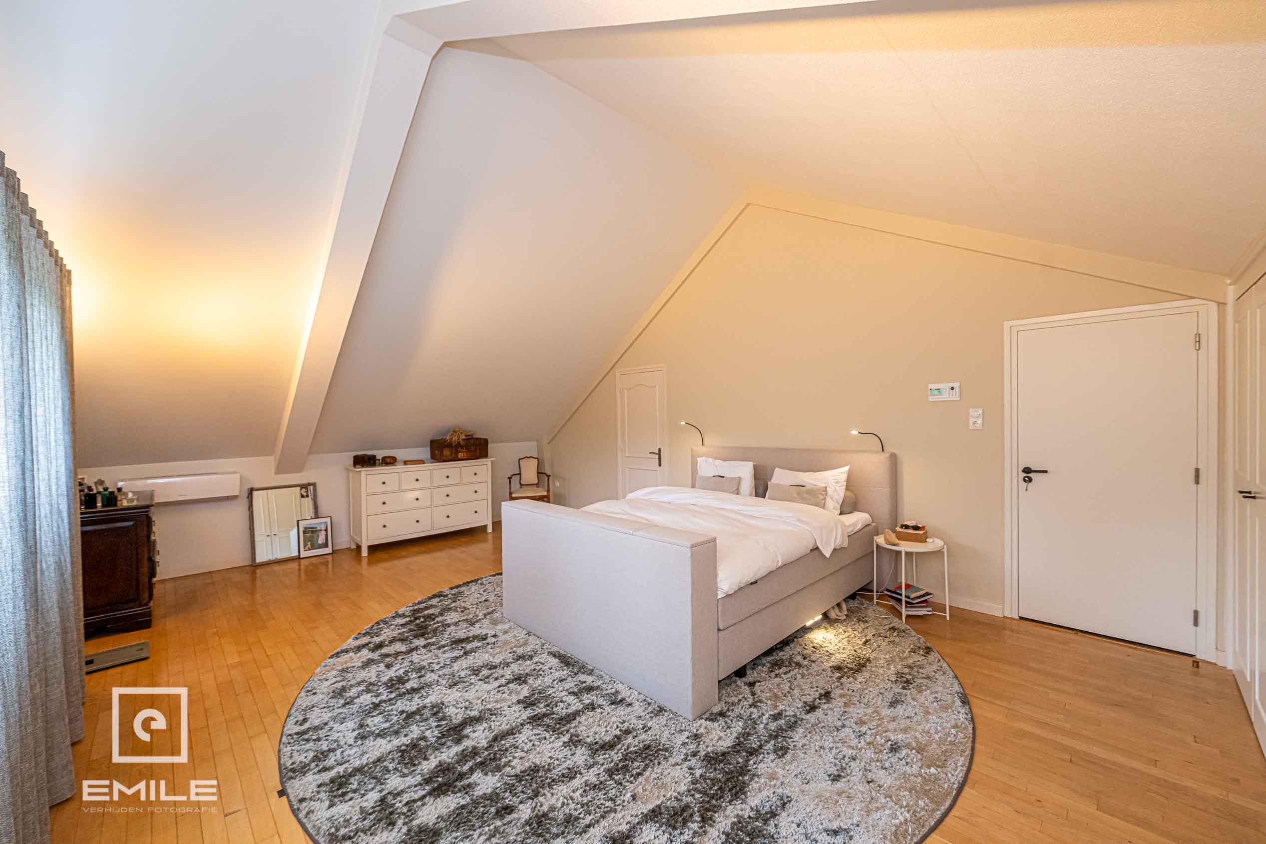 woningfotografie-landgraaf-slaapkamer-met-houten-vloer