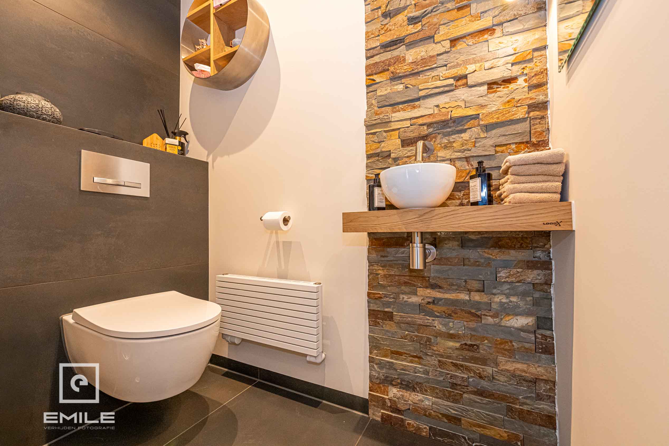 woningfotografie-landgraaf-toilet-met-natuursteenwand