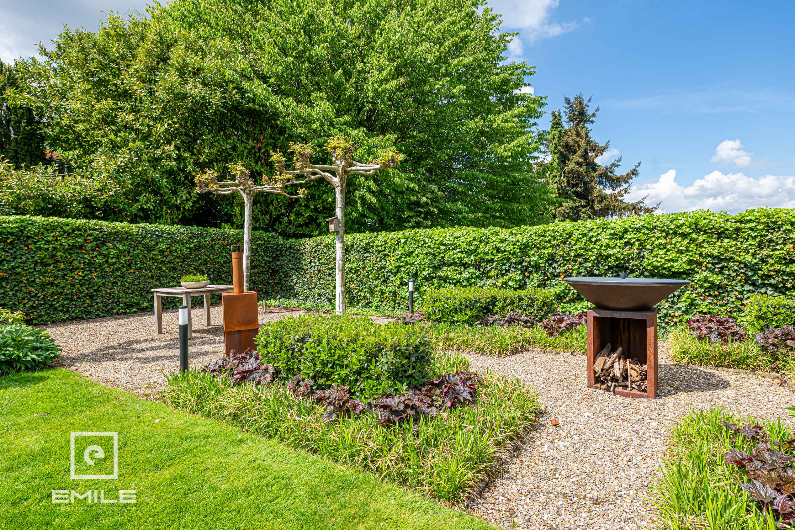 woningfotografie-landgraaf-tuin-met-vuurschaal-en-beukenhaag