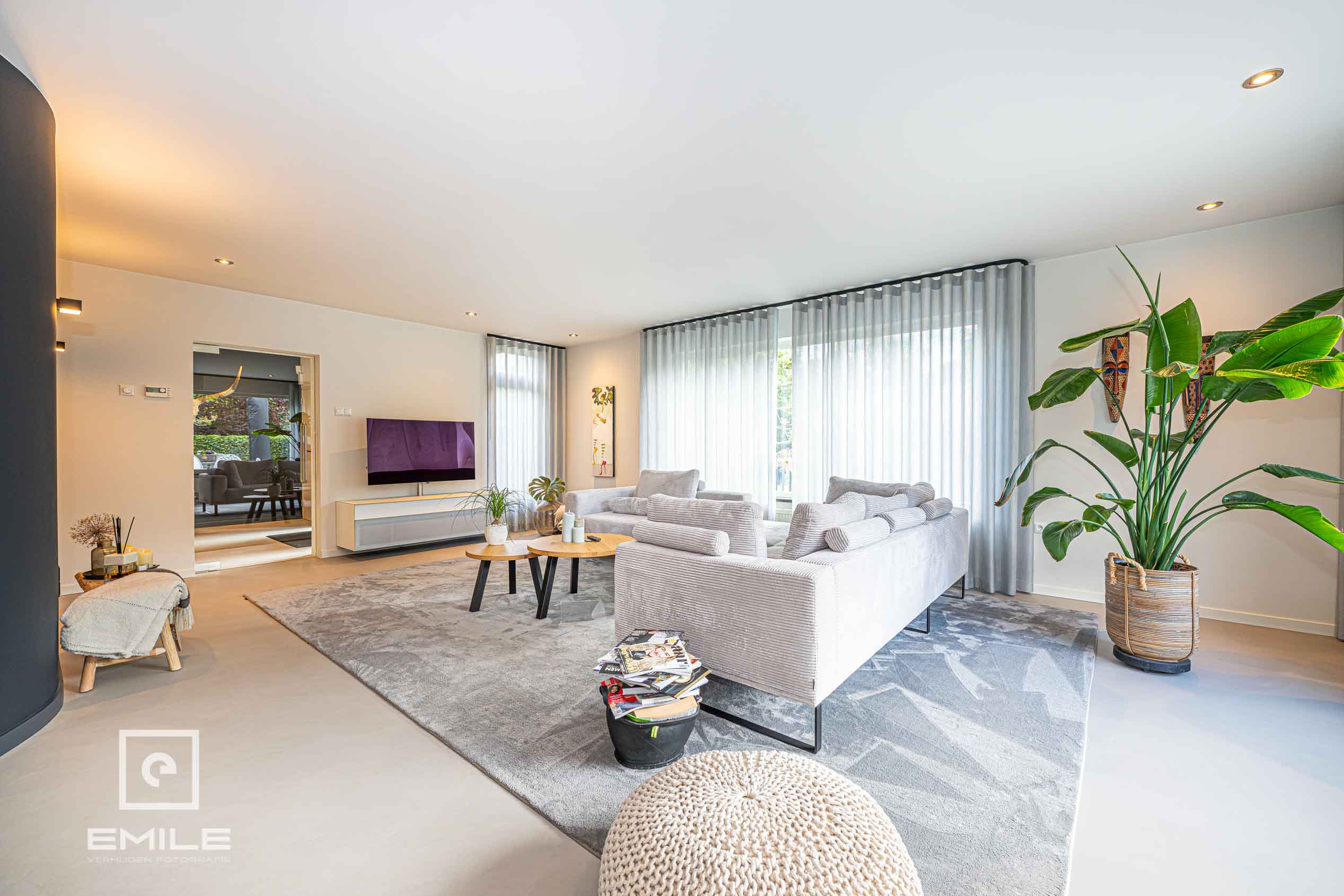 woningfotografie-landgraaf-woonkamer-zithoek-met-tv-wand