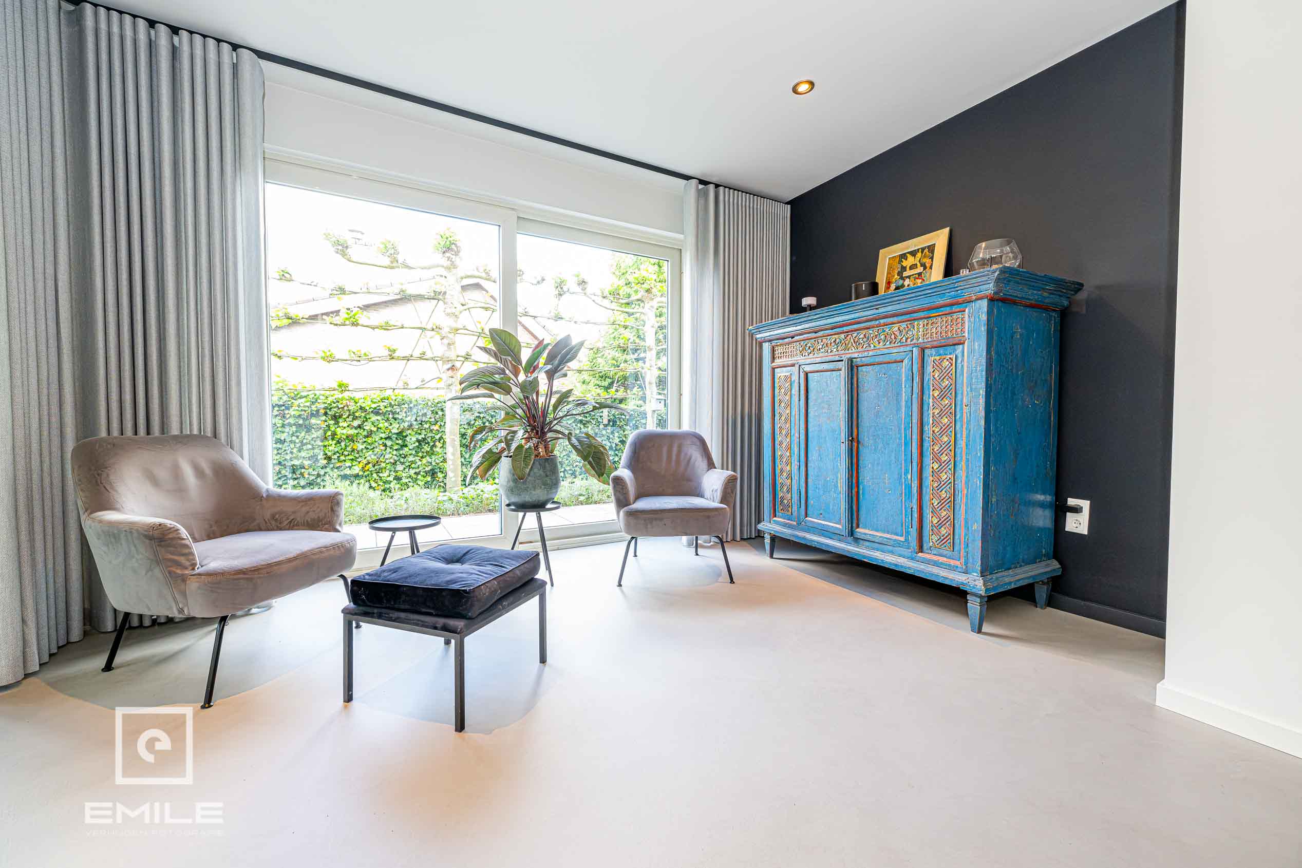 woningfotografie-landgraaf-zithoek-bij-raam-met-antieke-kast